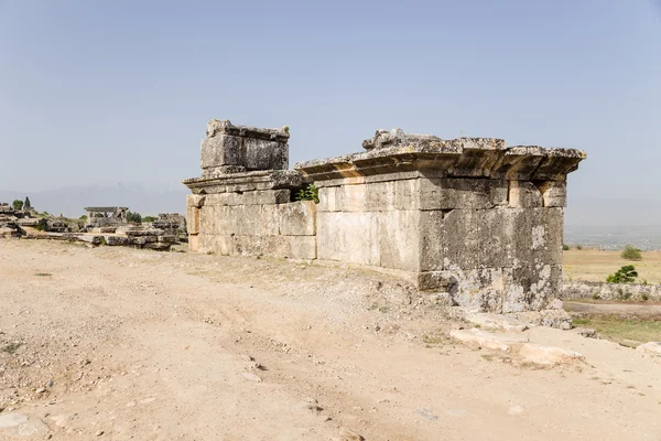 Turquia, Hierápolis. Túmulos e sarcófagos na antiga necrópole — Fotografia de Stock