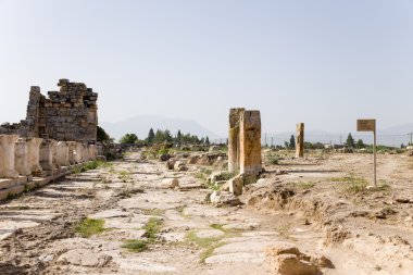 Hierapolis, Türkiye. Kalıntılar antika sokaklar boyunca