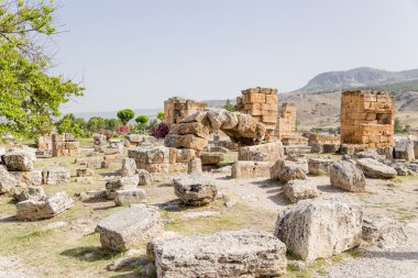 Hierapolis - eski şehir, M.ö. 190 Bergama kralı Eumenes II tarafından inşa. Onun kalıntıları Denizli Türk city 17 km. mesafededir vardır. Hierapolis antik şehir kalıntıları olduğu UNESCO Dünya Miras Listesi