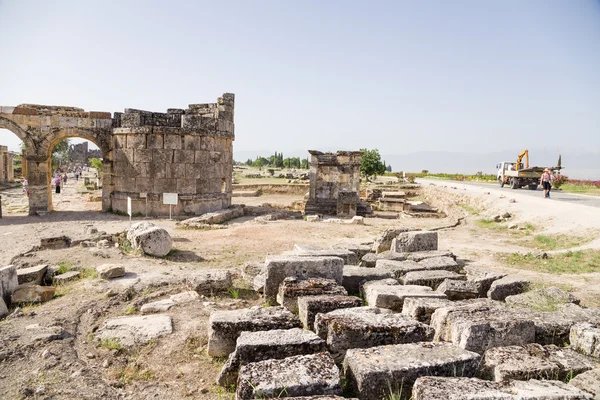 Hierapolis, Turkiet. Domitianus Gate, vy från begravningsplatsen, 86-87 år Ad — Stockfoto