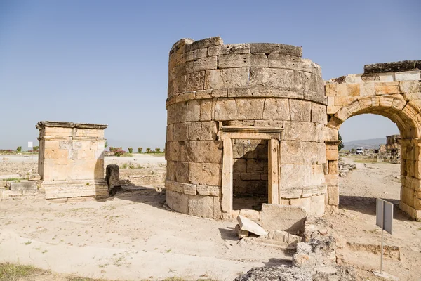 Hierapolis, Turcja. Strażnicy i bramy Domicjan, widok z miasta, 86-87 lat Ad — Zdjęcie stockowe