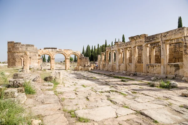 Hierapolis, Turcja. Domicjan bramy, widok z miasta, 86-87 lat Ad. Kolumnada prawo - latryn (publiczne WC) — Zdjęcie stockowe