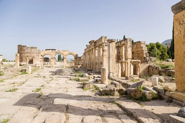 Hiërapolis, Turkije. Domitianus Gate verliet uitzicht vanaf de stad 86-87 jaar Ad. Colonnade recht - latrines (openbaar toilet) — Stockfoto