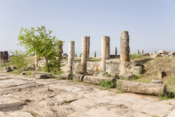 Hierápolis, Turquía. Ruinas de la columnata a lo largo de la calle Frontinus, siglo I dC — Foto de Stock