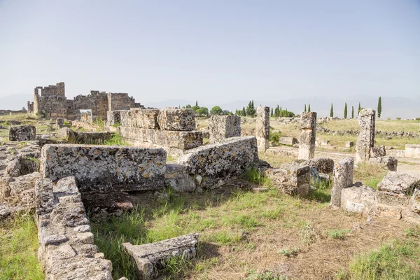 Hierapolis, Türkiye. Binaların sokak Frontinus ve Kuzey Bizans kapısı kalıntıları IV yüzyılda reklam — Stok fotoğraf