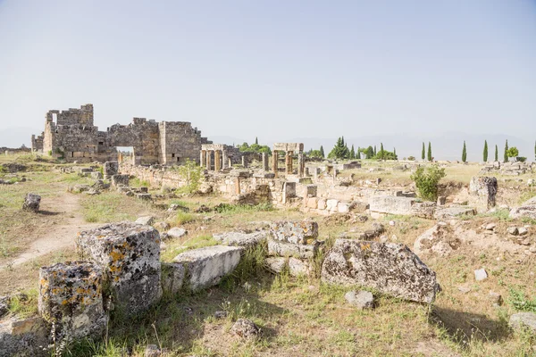 Hierápolis, Turquia. Frontino Rua e ruínas do portão bizantino do norte, século IV dC — Fotografia de Stock