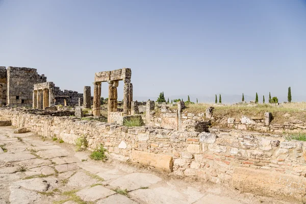 Hierapolis, Turcja. Ruiny kolumnada biegnąca wzdłuż starożytnej ulicy Sekstus Juliusz Frontyn — Zdjęcie stockowe