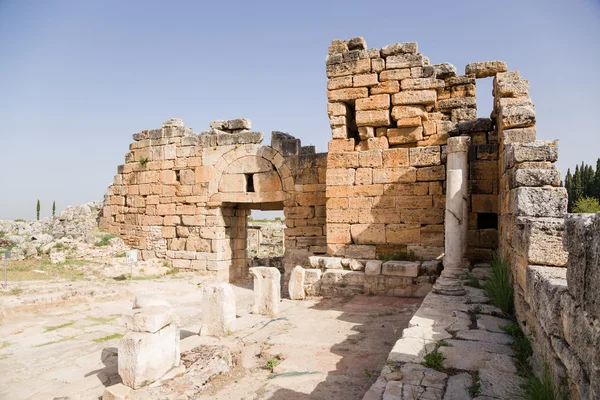 Hierapolis, Türkiye. Bizans Kuzey kapısı kalıntıları IV yüzyılda reklam — Stok fotoğraf