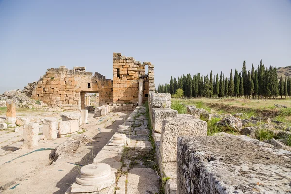 Hierapolis, Turkiet. Ruinerna av den Byzantine norra porten (Iv århundradet Ad) och Frontinus gatan (jag talet E.Kr) — Stockfoto