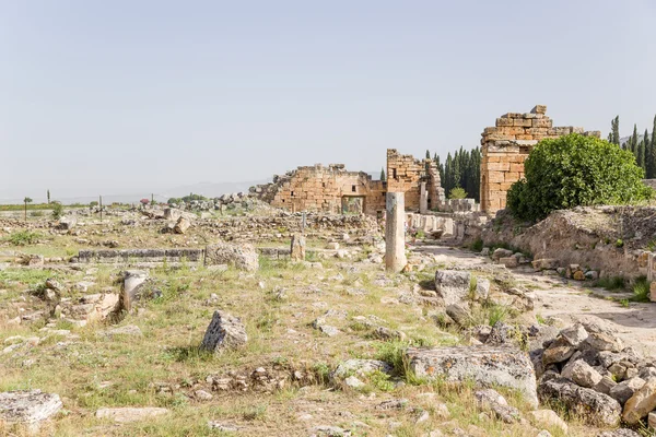 Turquía, Hierápolis. Vista de la calle Frontinus (siglo I dC) y las ruinas de la Puerta del Norte Bizantina (siglo IV dC ) — Foto de Stock