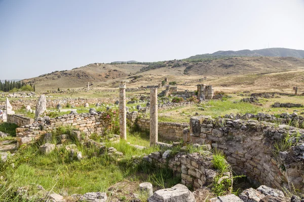 Hierápolis, Turquía. Zona arqueológica y las montañas circundantes — Foto de Stock