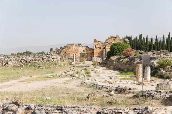 Hierapolis, Türkei. Blick auf die Frontinusstraße (I Jahrhundert ad) und die Ruinen des byzantinischen Nordtores (iv Jahrhundert ad)) — Stockfoto