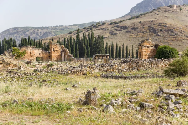 Hierapolis, Turcja. Po lewej stronie bizantyjskiej ruiny bramy północnej Iv wieku naszej ery — Zdjęcie stockowe