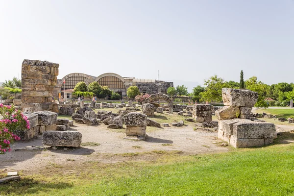 Hierapolis, Turcja. Ruiny, w tle Południowej kąpiele (Ii wieku naszej ery) — Zdjęcie stockowe