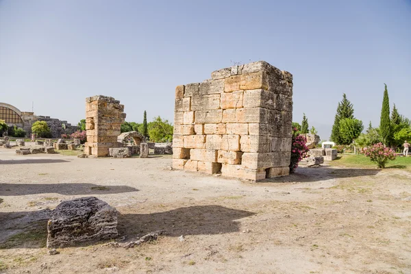 Hierapolis, Turcja. Zniszczone fragmenty dawnych budynków — Zdjęcie stockowe