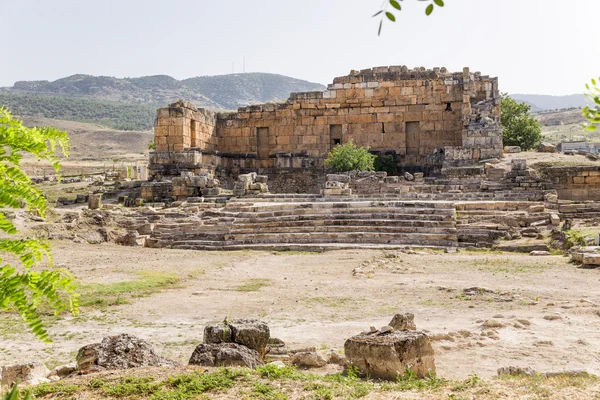 Hierapolis, Turecko. Pozůstatky starověké fontána Nymphaea, Ii století Ad — Stock fotografie