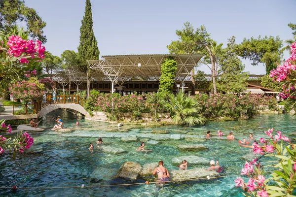 Hierapolis (Pamukkale), Turcja - 27 czerwca 2014: Zdjęcie antyczne puli (basen Kleopatry) Zdjęcia Stockowe bez tantiem