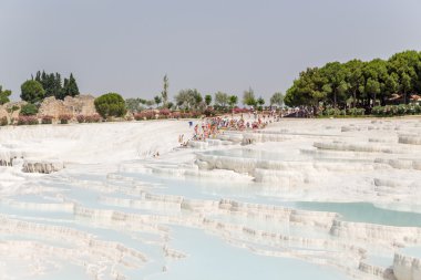 Pamukkale, Türkiye - 27 Haziran 2014: Güzel Traverten teraslarda turistler fotoğrafı