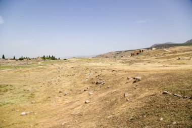 Hierapolis, Türkiye. Arkeolojik bölge. Arka planda, antik Roma Tiyatrosu, 1-4 yüzyıllar reklam kalıntıları