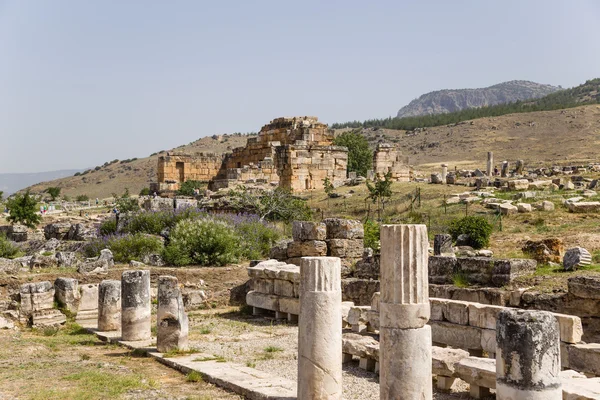 Hierapolis, Turcja. Ruiny marmurowej portyku, w pierwszej połowie I wieku naszej ery w tle, ruiny fontanna Nymphaeum, Ii wieku naszej ery — Zdjęcie stockowe