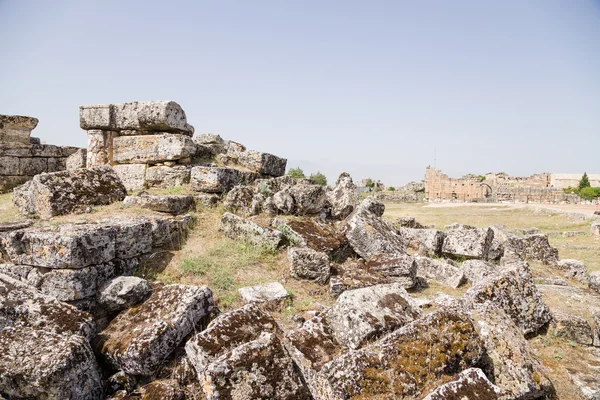 Turcja, Pamukkale - Hierapolis. Ruiny starożytnych budynków w obszarze archeologiczne — Zdjęcie stockowe