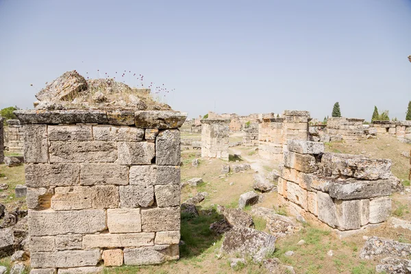 Pamukkale Hierapolis, Türkiye. Sit Alanı: Antik şehir bina kalıntıları — Stok fotoğraf