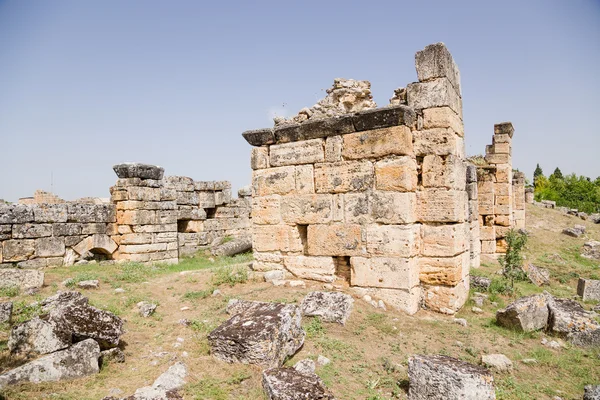 Pamukkale Hierapolis, Turcja. Ruiny zabytkowe miasta — Zdjęcie stockowe