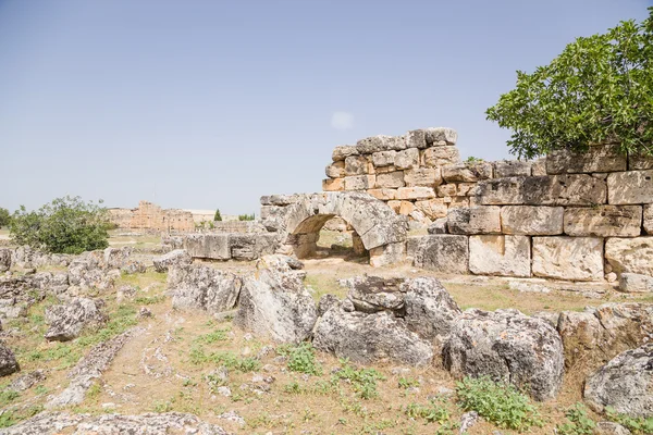 Pamukkale-Hierapolis, Turquia. As ruínas dos antigos edifícios da cidade — Fotografia de Stock