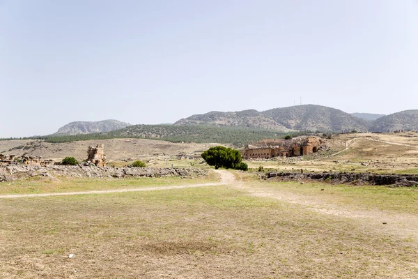 Hierapolis, Turkey. The territory of the ancient city and the ancient theater, 1 - 4 centuries AD — Stock Photo, Image