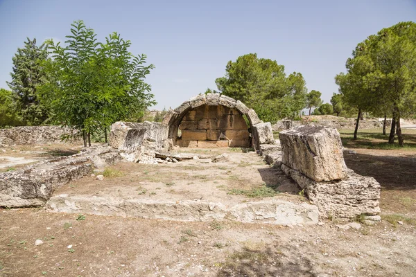 Pamukkale-Hierapolis, Turquia. Ruínas no território da cidade antiga — Fotografia de Stock