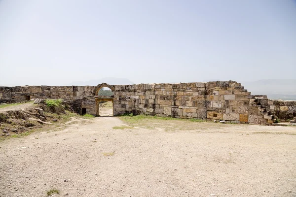 Hierapolis, Türkiye. Antik kentin duvarındaki kapı — Stok fotoğraf