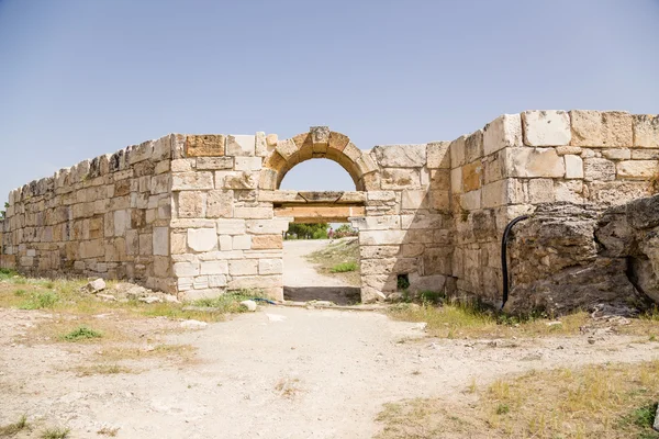 Hierápolis, Turquia. Porta das muralhas da cidade — Fotografia de Stock