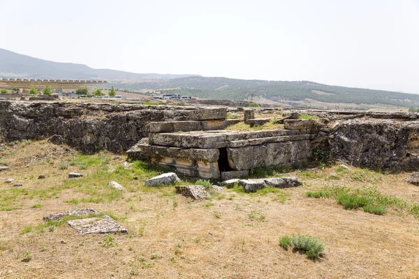 Pamukkale-hierapolis, Türkei. archäologische Zone. Ruinen antiker Gebäude — Stockfoto