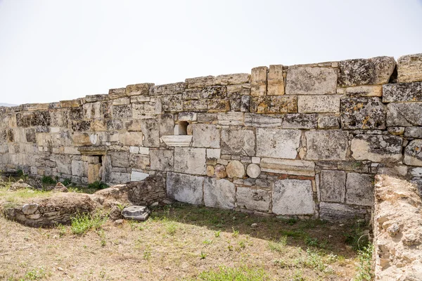 Hierápolis, Turquia. Muralhas da cidade, parcialmente construídas a partir de fragmentos de estruturas mais antigas — Fotografia de Stock