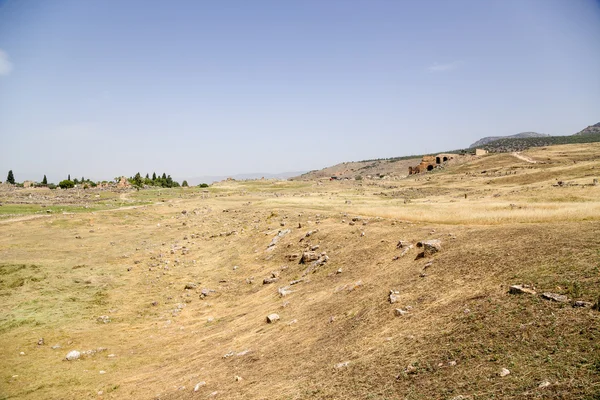 Hierapolis, Turquie. Zone archéologique. En arrière-plan, les ruines de l'ancien théâtre romain, 1 - 4 siècles après JC — Photo