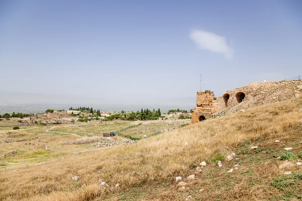 Hierapolis, Türkiye. Hierapolis, Türkiye. Arkeolojik alan ve Antik Tiyatrosu, 1-4 yüzyıllar reklam kalıntıları — Stok fotoğraf