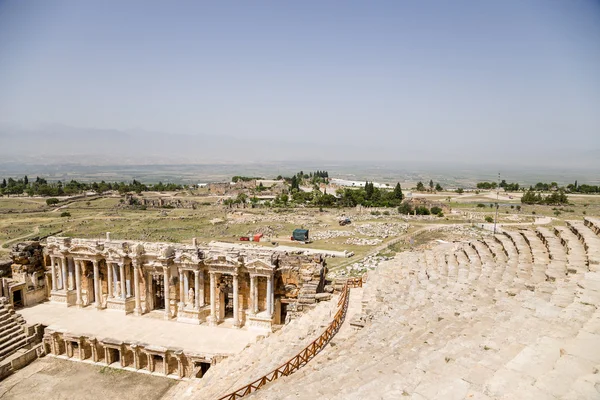 ヒエラポリス, トルコ.ローマの劇場 (1-4 世紀の広告) のビューとその周辺 — ストック写真