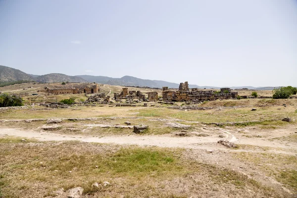 Hierapolis, Türkiye. Arkeolojik bölge görünümünü. Sol tarafta - Roma Tiyatrosu, ı - IV kalıntıları yüzyıllar reklam — Stok fotoğraf