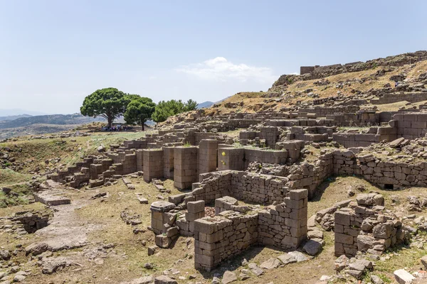 トルコのペルガモンのアクロポリス。考古学的な地区に部分的に再建された遺跡 — ストック写真
