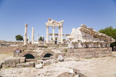 Akropolis Bergama, Türkiye'nin. Ön planda Tapınağı, Trajan (Traianeum'un), 117-118 yıl M.ö. kalıntıları