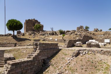Türkiye. Bergama Acropolis arkeolojik bölge harabelerde görünümünü