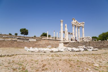 Akropolis Bergama, Türkiye'nin. Harabeleri Tapınağı, Trajan'ın (Traianeum'un), 117-118 yıl M.ö.