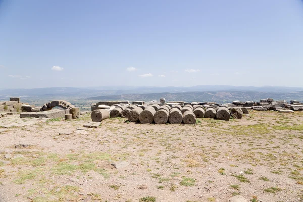 Akropolis Bergama, Türkiye'nin. Arkeolojik alan sütun parçaları — Stok fotoğraf