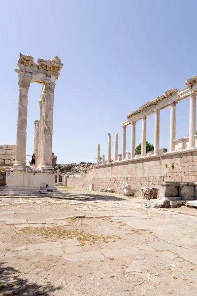 Akropolis Bergama, Türkiye'nin. Sol Traianeum'un (tapınak Trajan), 117-118 yıl M.ö. kalıntıları. — Stok fotoğraf