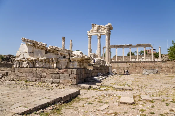 Acropolis of Pergamum, Turkey. In the foreground the ruins of the Temple of Trajan (Trajaneum), 117-118 years. BC — Stock Photo, Image