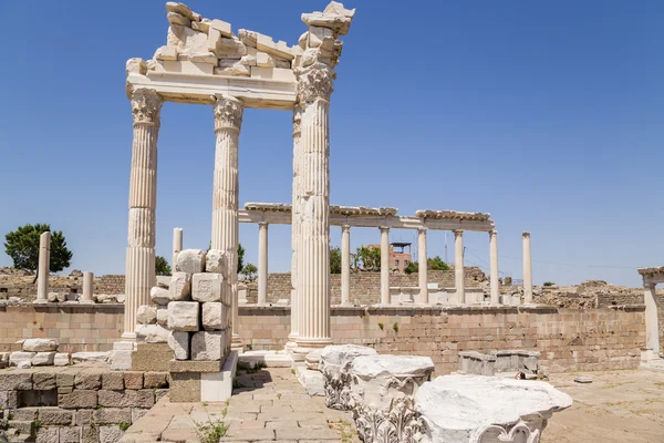 Akropol z Pergamonu, Turcja. Na pierwszym planie ruiny Trajaneum (świątyni Trajana), 117-118 lat P.n.e. — Zdjęcie stockowe
