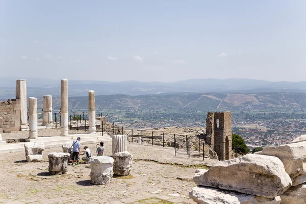 Acropolis of Pergamum, Turkey. Fragments of marble decoration and reconstruction of ancient buildings — Stock Photo, Image