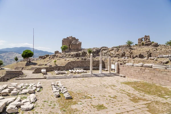 Acropolis of Pergamum, Turkey. Fragments of marble decoration and reconstruction of ancient buildings in the archaeological area — Stock Photo, Image