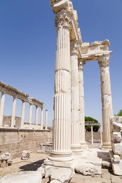 Akropolis Bergama, Türkiye'nin. Traianeum'un (tapınak Trajan), 117-118 yıl M.ö. Harabeleri — Stok fotoğraf