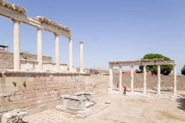 Akropol z Pergamonu, Turcja. Ruiny starożytnych kolumnady — Zdjęcie stockowe